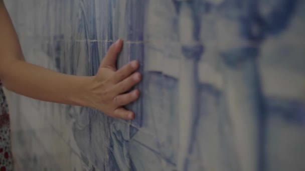 Închiderea femeii atingând peretele mural — Videoclip de stoc