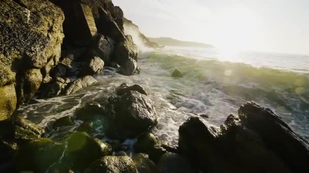 Wellen krachen auf Felsen — Stockvideo