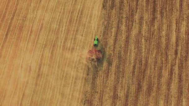 Campo de arado del tractor — Vídeos de Stock