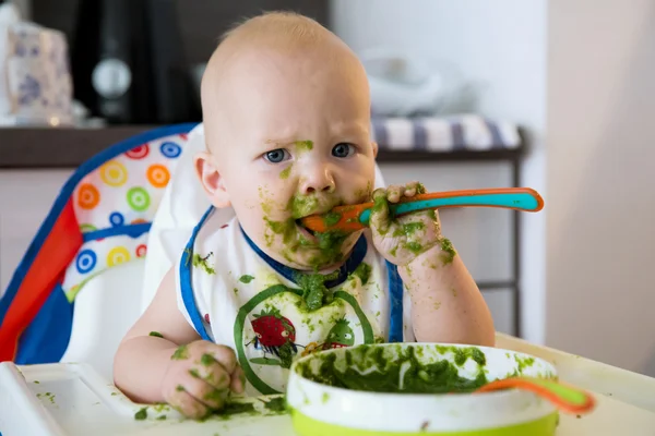 Alimentação. Primeiro alimento sólido do bebê — Fotografia de Stock
