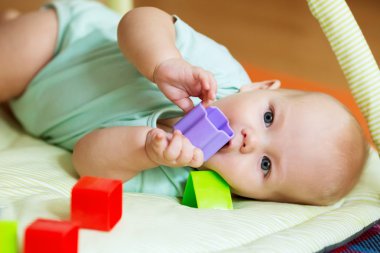 Oynayan bebek ve keşif