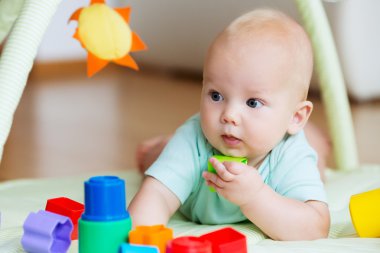 Oynayan bebek ve keşif