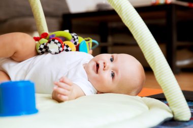 Oynayan bebek ve keşif