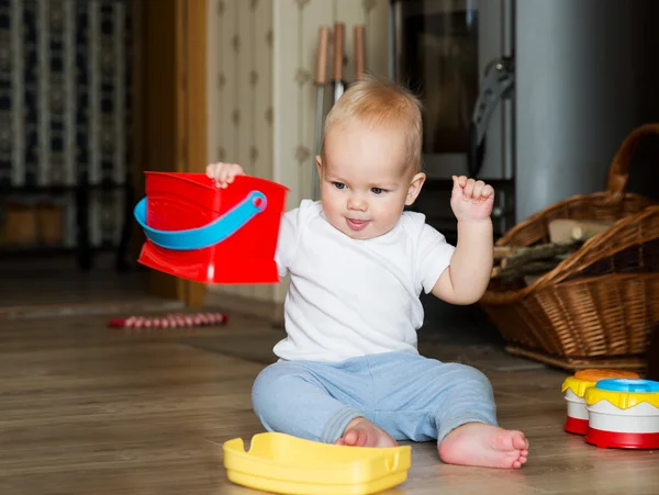 Bebê jogando e descoberta — Fotografia de Stock