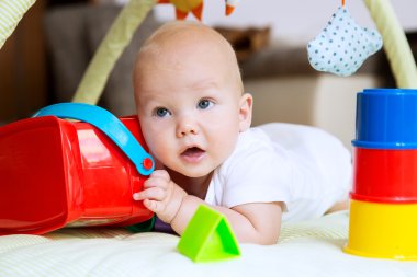 Oynayan bebek ve keşif