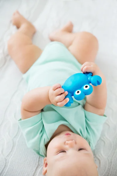 Bebê jogando e descoberta — Fotografia de Stock