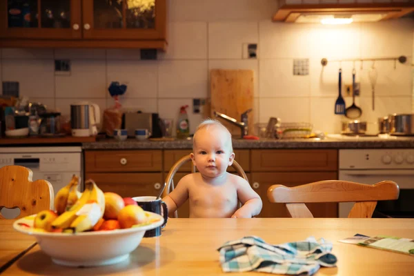 Feeding. Baby's first solid food — Stock Photo, Image