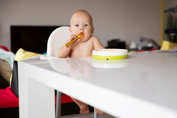 Alimentação. Primeiro alimento sólido do bebê — Fotografia de Stock