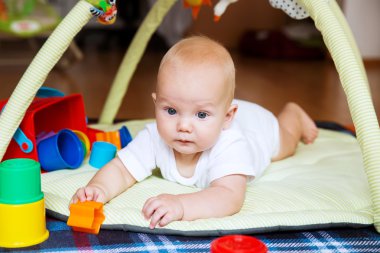 Oynayan bebek ve keşif