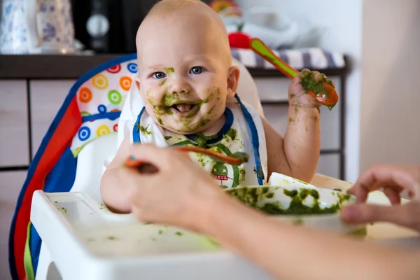 Alimentação. Primeiro alimento sólido do bebê — Fotografia de Stock