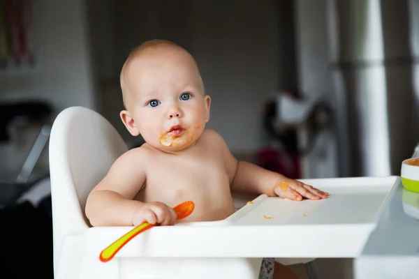 Nourrir. La première nourriture solide du bébé — Photo