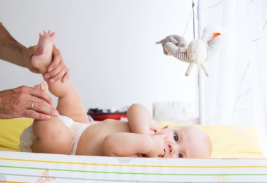Babası yavaşça Bebek Bakımı