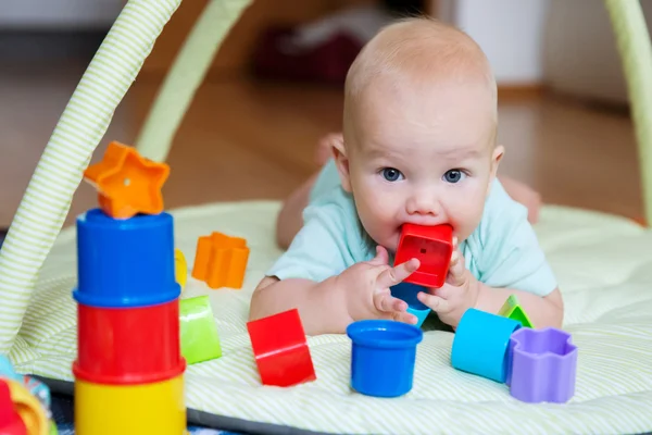 Baby playing and discovery — Stock Photo, Image