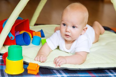 Oynayan bebek ve keşif