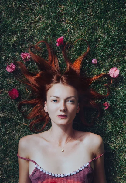 Skönheten i naturen. Kvinna porträtt på blommor bakgrund — Stockfoto