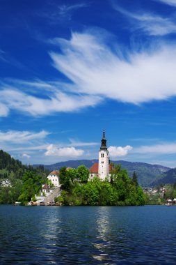 Bled Gölü üzerinde şaşırtıcı görünümü. Bahar ya da yaz Slovenya.