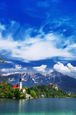 Bled Gölü üzerinde şaşırtıcı görünümü. Bahar ya da yaz Slovenya.