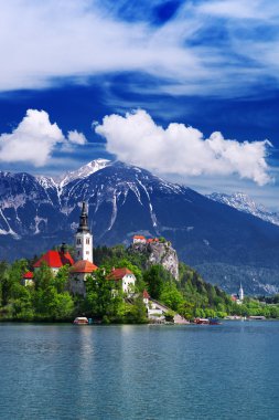 Bled Gölü üzerinde şaşırtıcı görünümü. Bahar ya da yaz Slovenya.