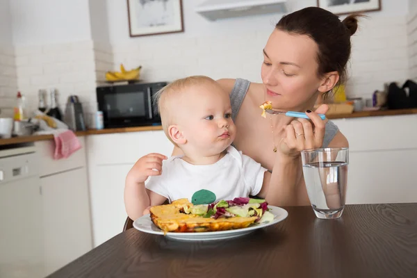 Mãe e filho comendo juntos — Fotografia de Stock