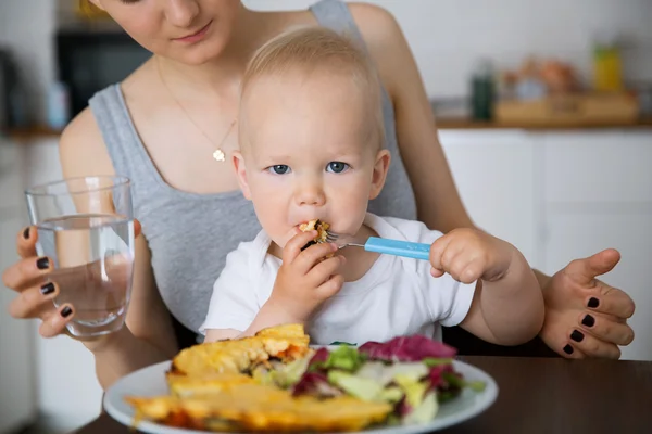 Mother and child eating together — Stock Photo, Image