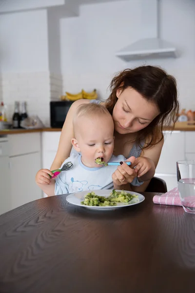 Mãe e filho comendo juntos — Fotografia de Stock