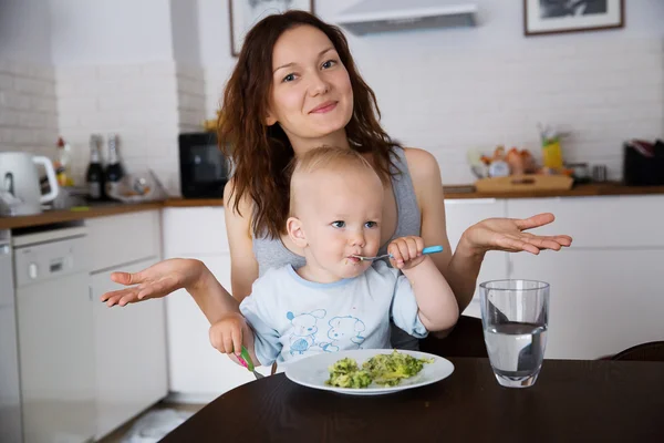 Mãe e filho comendo juntos — Fotografia de Stock