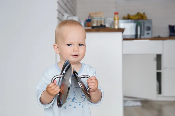 Child playing and discovery — Stock Photo, Image