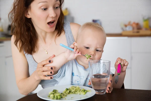 Mãe e filho comendo juntos — Fotografia de Stock