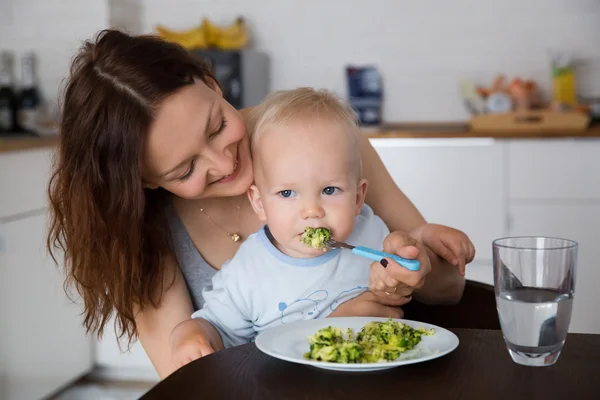 Mãe e filho comendo juntos — Fotografia de Stock