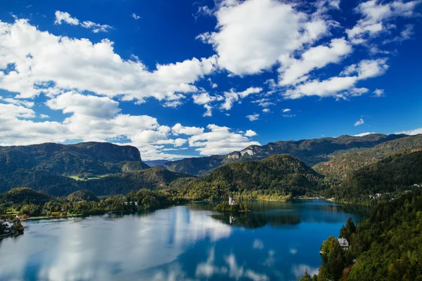 Csodálatos kilátás a Bledi-tó. Tavasszal vagy nyáron, Szlovénia. — Stock Fotó