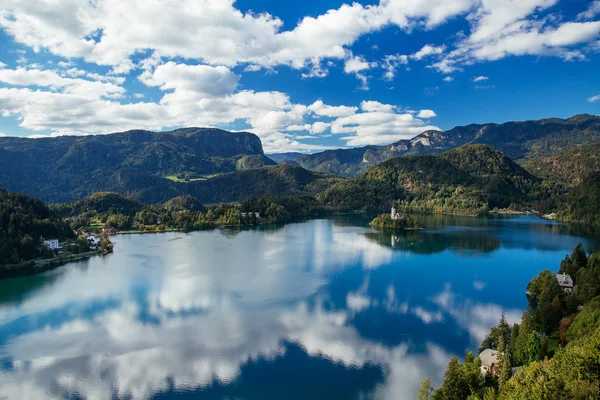 Tolle Aussicht auf den See. Frühling oder Sommer in Slowenien. — Stockfoto