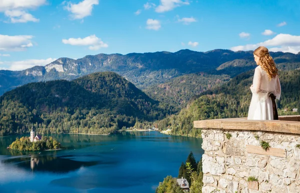 Невеста в замке с видом на озеро Блед, Словения — стоковое фото