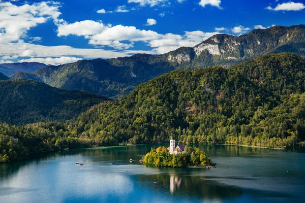 Vista incrível em Bled Lake. Primavera ou Verão na Eslovénia . — Fotografia de Stock