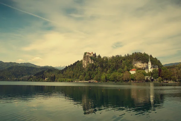 Tolle Aussicht auf den See. Frühling oder Sommer in Slowenien. — Stockfoto