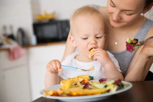 Mother and child eating together Royalty Free Stock Photos