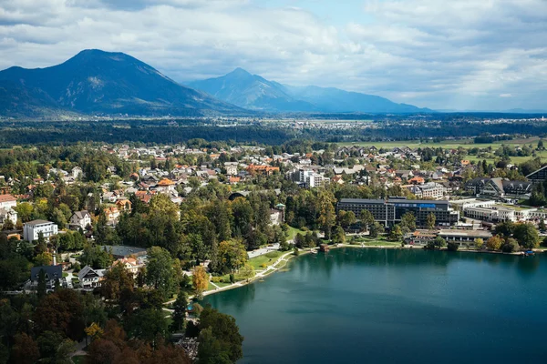 BLED, SLOVENIA - 28 сентября 2015 г.: Панарамный вид на озеро Блед, Словения, 28 сентября 2015 г. . Стоковое Изображение