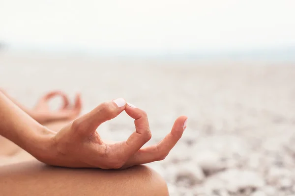 Meditando. Donna che fa yoga. Primo piano — Foto Stock