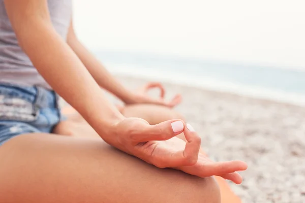 Meditando. Donna che fa yoga. Primo piano — Foto Stock