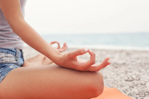 A meditar. Mulher a fazer ioga. Close-up — Fotografia de Stock