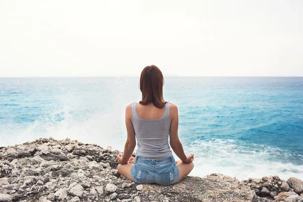 Frau macht Yoga — Stockfoto