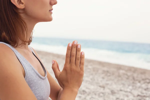 Femme faisant du yoga — Photo