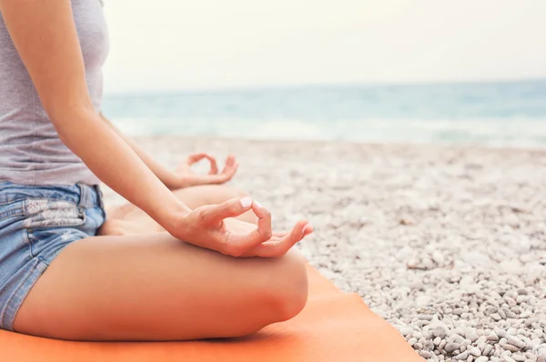 Meditando. Donna che fa yoga. Primo piano — Foto Stock