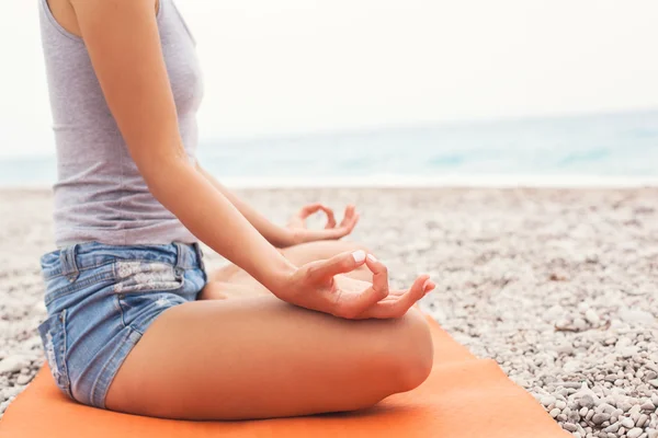 Meditando. Donna che fa yoga. Primo piano — Foto Stock