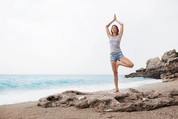 Femme faisant du yoga — Photo