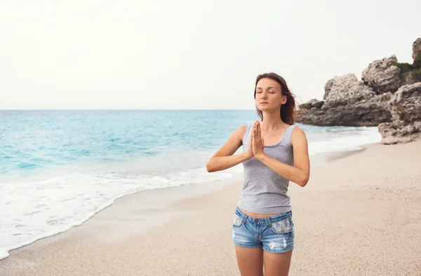 Femme faisant du yoga — Photo