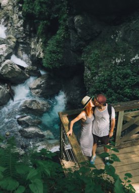 Hipster çift bir dağ nehir arka plan üzerinde hiking