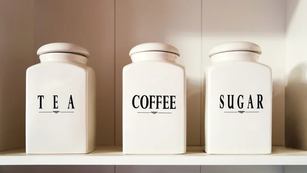 Современный чайный кофе и сахарная чашка на полке кладовой — стоковое фото