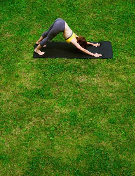 Frau macht Yoga im Gras — Stockfoto