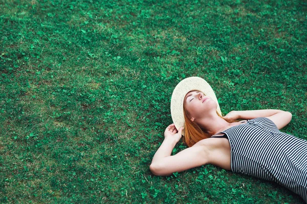 Menina Hipster na moda Relaxando na grama — Fotografia de Stock