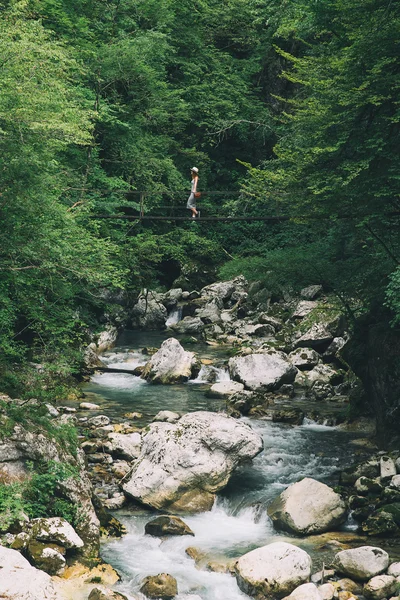 Menina elegante relaxante ao ar livre estilo de vida de viagem com floresta e rio de montanha no fundo . — Fotografia de Stock